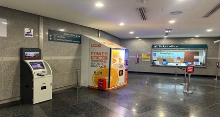 港湾地铁站新易通自动服务机 (售票前方)