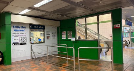 诺维娜地铁站新易通售票处